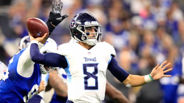 marcus-mariota-elbow-titans-colt.jpg
